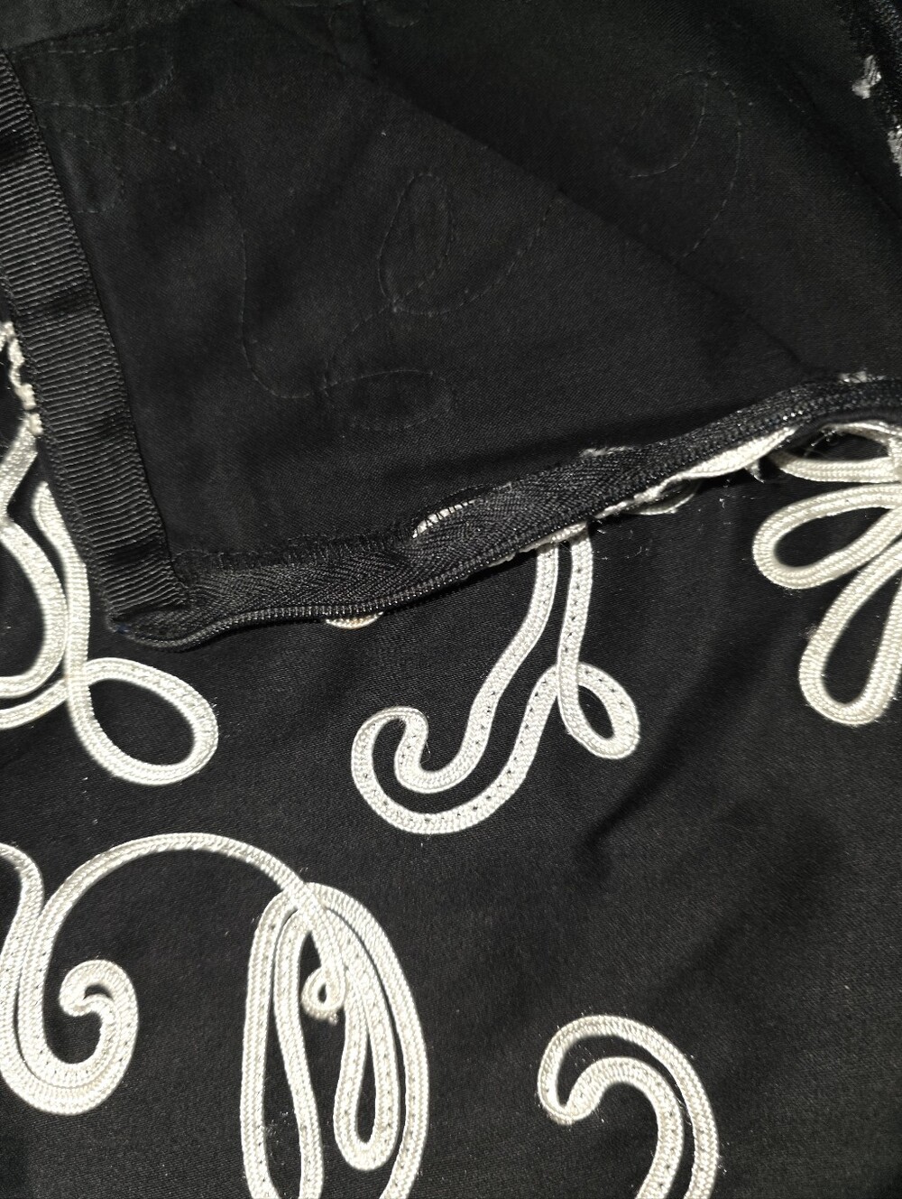 Vintage Black Skirt with White Floral Embroidery Sz 6 - Picture 2 of 3